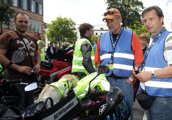 HarleyHH2011   314.jpg - Hamburger Harley Days 2011, Harley Davidson, Sonntag, den 26. Juni 2011, Christian Arnezeder (GER, Geschaeftsfuehrer Harley-Davidson Deutschland, Oesterreich und Schweiz) und Keith E. Wandell (USA, Praesident und CEO Harley Davidson, Bart)  VIP, Leute,  *** Local Caption *** copyright:Henning AngererGneisenaustrasse 1820253 HamburgTel 0175 244 32 72henning.angerer@hanse.netAbdruck honorarpflichtig.Bankverbindung:Santander, BLZ 200 101 11, Konto-Nr. 22 63 63 63 00